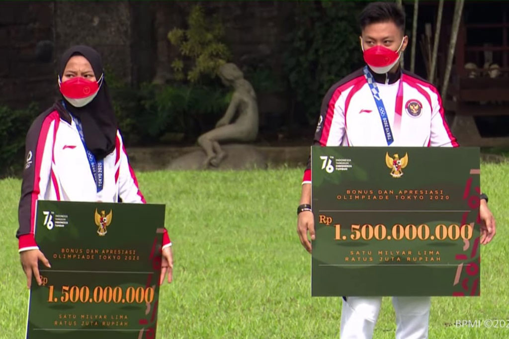Adapun atlet-atlet peraih medali perunggu Olimpiade Tokyo, yakni Windy Cantika Aisah (angkat besi 49 kilogram putri), Rahmat Erwin Abdullah (angkat besi 73 kilogram putra), dan Anthony Sinisuka Ginting (bulu tangkis tunggal putra) masing-masing mendapatkan bonus sebesar Rp1,5 miliar.