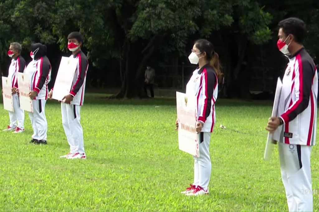 Selain para atlet tersebut, para pelatih dari masing-masing peraih medali juga mendapatkan bonus apresiasi. Pelatih peraih medali emas mendapatkan bonus sebesar Rp2,5 miliar, pelatih peraih medali perak mendapatkan bonus sebesar Rp1 miliar, dan pelatih peraih medali perunggu masing-masing mendapatkan bonus sebesar Rp600 juta. Di samping itu, seluruh atlet dan pelatih yang telah lolos kualifikasi dan turut berlaga di Olimpiade Tokyo namun belum mendapatkan medali juga turut mendapatkan bonus apresiasi masing-masing Rp100 juta.