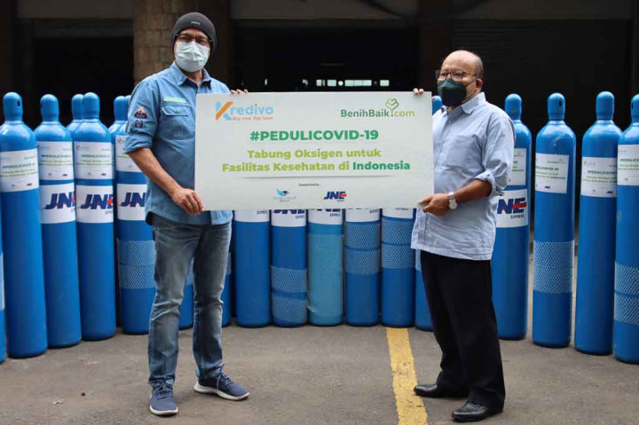 Founder BenihBaik.com Andy F Noya (kiri) secara simbolis menyerahkan bantuan dari Kredivo kepada Perwakilan Dompet Kemanusiaan Media Group (DKMG) Don Bosco. Sebanyak 36 tabung oksigen untuk enam rumah sakit di Jakarta, Jawa Barat, Jawa Tengah, dan Jawa Timur kembali disalurkan lewat Dompet Kemanusiaan Media Group (DKMG) dan BenihBaik.com.