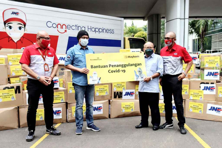 Selain Kredivo, bantuan untuk menanggulangan covid-19 juga datang dari Maybank Indonesia, berupa APD, alat kesahatan, dan obat-obatan untuk disalurkan oleh JNE ke-22 rumah sakit di Jateng, Jatim, Jabar, Jogja, Sumut, Sumsel, Sulsel, Kaltim, Banten dan Jakarta. 