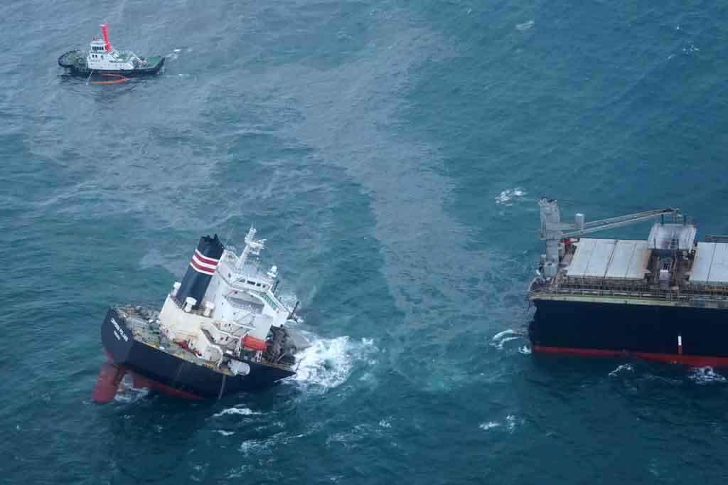 Penampakan Kapal Kargo Panama Yang Terbelah Dua Di Lepas Pantai Jepang