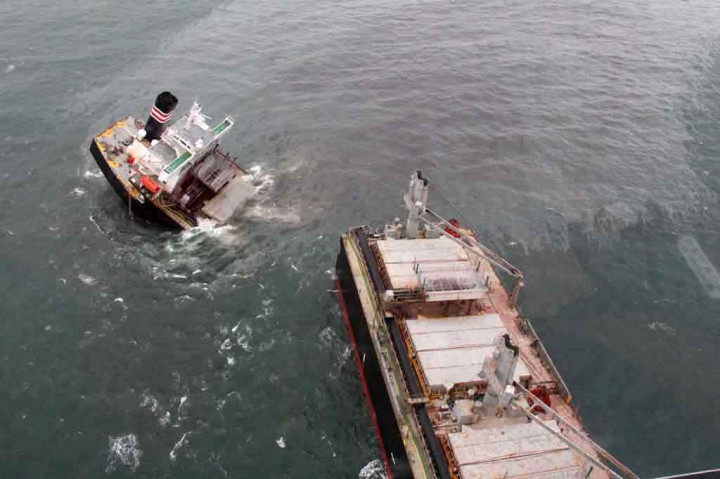 Kapal berbobot 39.910 ton itu sedang berlayar dengan membawa serpihan kayu saat kandas pada Rabu, 11 Agustus 2021 pagi di pelabuhan Hachinohe.