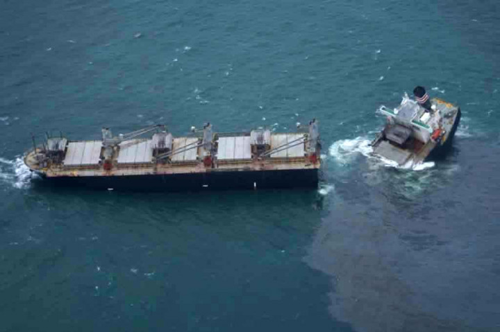 Gambar udara menunjukkan bagian buritan Crimson Polaris yang terpisah miring ke atas dan bagian lain dari kapal yang terapung di laut.