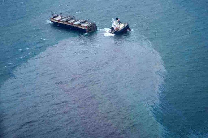 Juru bicara penjaga pantai mengatakan bahwa kebocoran bahan bakar dari kapal telah menyebar sekitar 24 kilometer (15 mil), tetapi sejauh mana dampak terhadap lingkungan belum jelas.