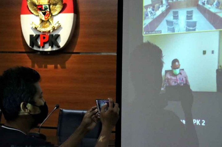 Anak buah mantan Menteri Sosial Juliari P Batubara yaitu Matheus Joko Santoso dituntut 8 tahun penjara ditambah denda Rp400 juta subsider 6 bulan kurungan, karena dinilai terbukti menjadi perantara penerima suap senilai Rp32,482 miliar dari 109 perusahaan penyedia bansos sembako covid-19.