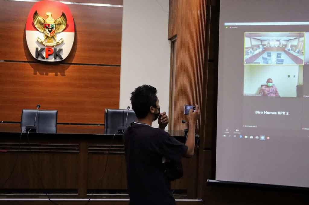 JPU KPK juga meminta agar Matheus Joko membayar uang pengganti.
