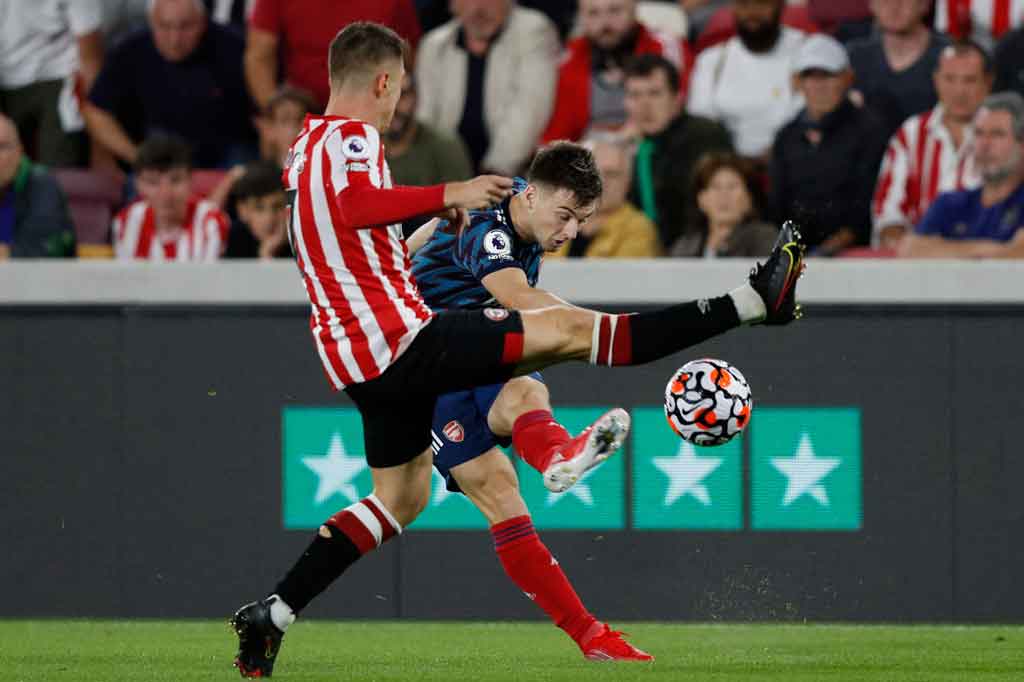 Dua menit pertandingan berjalan The Gunners berpeluang membuka keunggulan setelah Kieran Tierney menyambar bola sapuan barisan pertahanan Brentford dalam situasi sepak pojok. Sayang tembakannya dari tepian kotak penalti masih mengarah tepat ke tangkapan kiper David Raya.