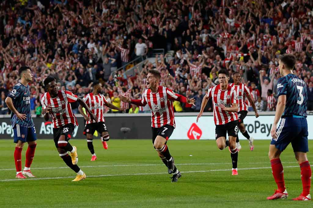 Pada menit ke-22, Brentford betul-betul mampu membuka keunggulan ketika Sergi Canos mampu memperdaya kiper Bernd Leno di area tiang dekat demi memantik sorak sorai selebrasi para suporter tuan rumah yang hadir di dalam stadion. Skor 1-0 bertahan hingga jeda.