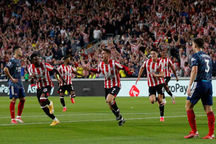 Pada menit ke-22, Brentford betul-betul mampu membuka keunggulan ketika Sergi Canos mampu memperdaya kiper Bernd Leno di area tiang dekat demi memantik sorak sorai selebrasi para suporter tuan rumah yang hadir di dalam stadion. Skor 1-0 bertahan hingga jeda.