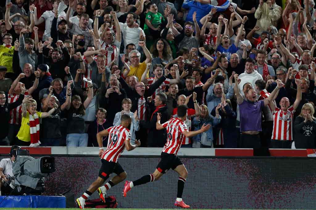 Pada menit ke-73, publik tuan rumah bersorak lagi ketika umpan jauh Mads Sorensen gagal diantisipasi oleh semua pemain Arsenal, dan Cristian Norgaard yang masuk ke dalam kotak penalti berdiri tanpa kawalan untuk menanduk bola dan menggandakan keunggulan Brentford.