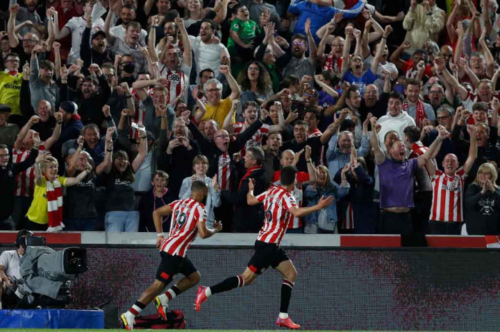 Pada menit ke-73, publik tuan rumah bersorak lagi ketika umpan jauh Mads Sorensen gagal diantisipasi oleh semua pemain Arsenal, dan Cristian Norgaard yang masuk ke dalam kotak penalti berdiri tanpa kawalan untuk menanduk bola dan menggandakan keunggulan Brentford.