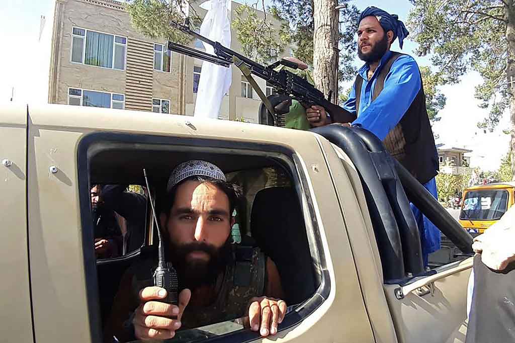 Kelompok bersenjata Taliban mengklaim telah merebut dua kota terbesar Afghanistan pada Kamis, 12 Agustus 2021 waktu setempat, sementara Amerika Serikat dan Inggris akan mengirim ribuan tentara untuk membantu evakuasi staf kedutaan mereka.