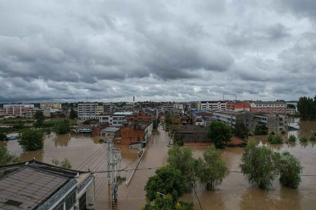 Sedikitnya 21 orang meninggal dunia dan empat lainnya hilang akibat banjir yang melanda Provinsi Hubei, Tiongkok, pascahujan deras dalam dua hari berturut-turut.