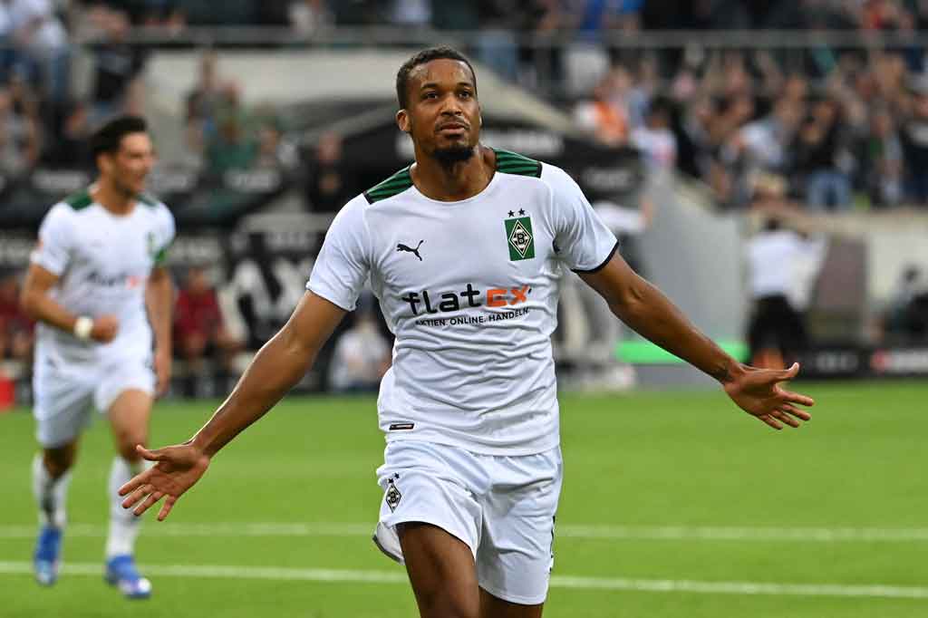 Gladbach mengambil inisiatif serangan di awal laga, dan pada menit ke-10 Lars Stindl mampu mengirimkan umpan yang tak bisa diantisipasi bek anyar Bayern, Dayot Upamecano. Bola mendarat tepat di hadapan Alassane Plea yang tinggal menaklukkan Neuer demi membawa Gladbach memimpin atas sang juara bertahan.