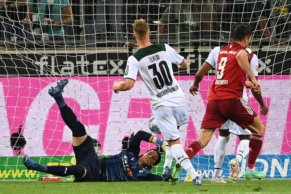 Tiga menit jelang turun minum dominasi Bayern akhirnya membuahkan hasil ketika sepak pojok kiriman Kimmich mampu disambut Lewandowski dengan tembakan sentuhan pertama yang membuat Sommer tak berkutik dan skor jadi imbang 1-1.