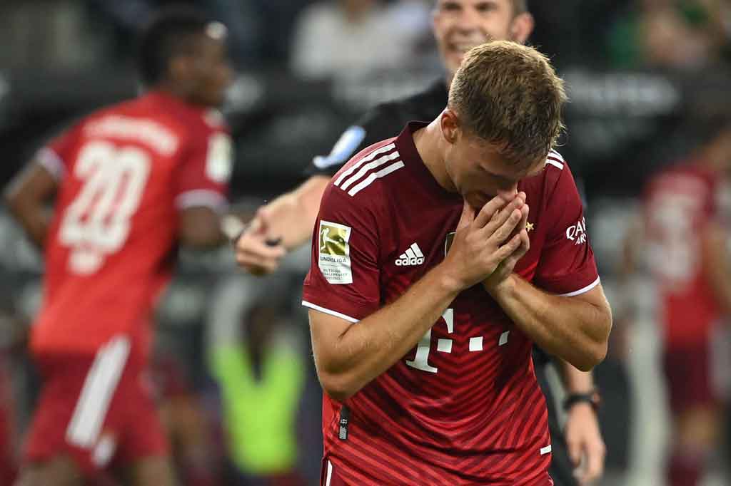 Bayern terus berjibaku hingga akhir laga dan pada menit kelima injury time Kingsley Coman menari dari area sayap untuk mengirimkan umpan tarik, sayang tembakan Kimmich masih melenceng dari sasaran dan skor 1-1 bertahan hingga peluit bubaran terdengar.