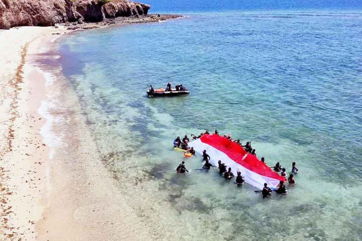 Sebelum bendera dikibarkan di kedalaman laut sekitar 8 meter, terlebih dahulu dilakukan parade yang diambil titik start di atas Bukit Salib Tanjung Kawujulu. Selanjutnya bendera diserahkan oleh Bupati Sikka Fransiskus Roberto Diogo kepada Ketua Susantri Florence Mandona untuk dikibarkan.
