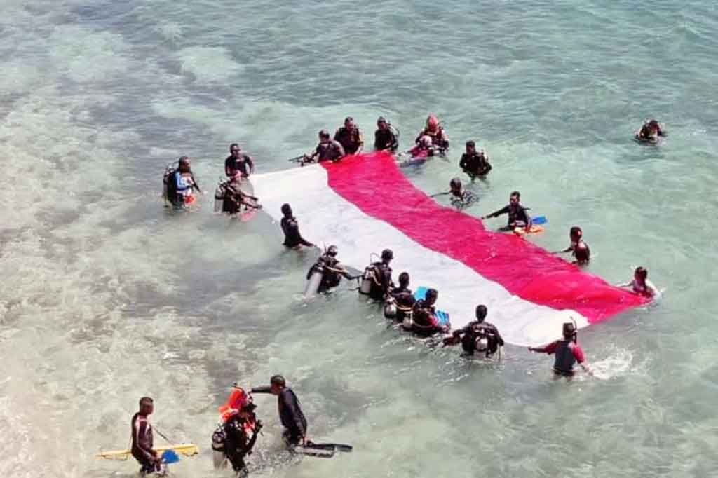 Sementara Ketua Panitia Kegiatan Susantri Florence Mandona menjelaskan bahwa kegiatan pengibaran bendera Merah Putih ini dengan tujuan ingin menjadikan laut di Kajuwulu sebagai destinasi spot menyelam bagi para wisatawan.
