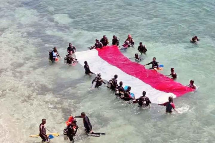 Sementara Ketua Panitia Kegiatan Susantri Florence Mandona menjelaskan bahwa kegiatan pengibaran bendera Merah Putih ini dengan tujuan ingin menjadikan laut di Kajuwulu sebagai destinasi spot menyelam bagi para wisatawan.