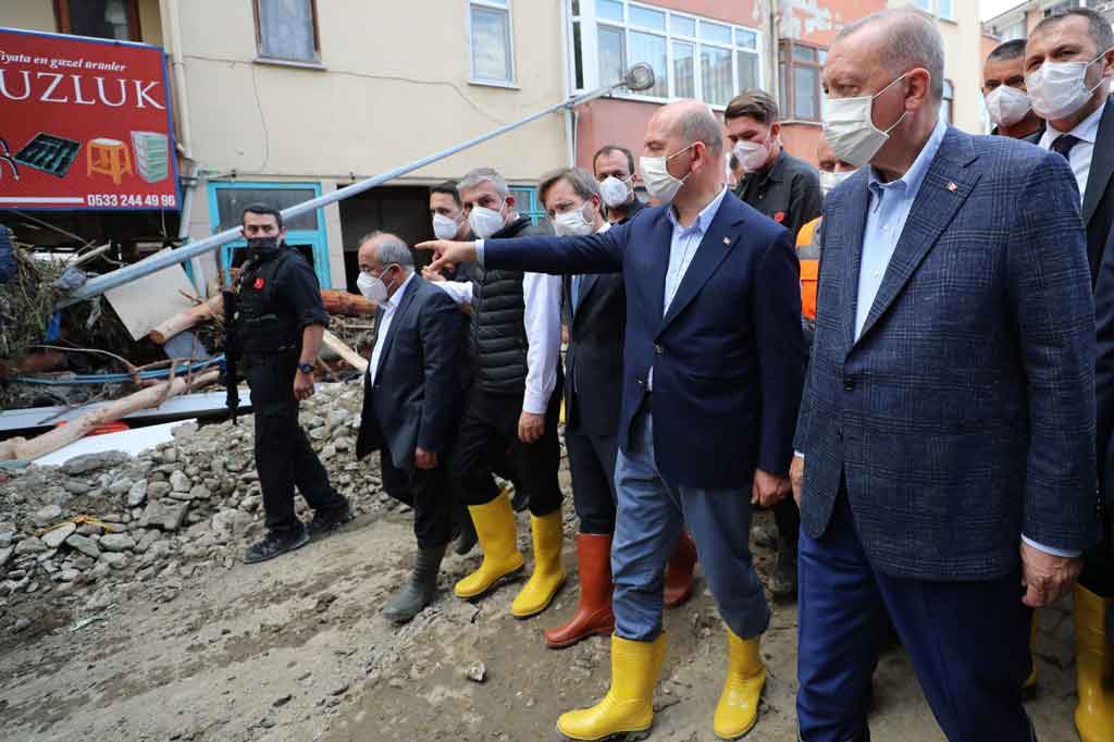 Presiden Turki Recep Tayyip Erdogan (kanan) dan Menteri Dalam Negeri Turki Suleyman Soylu (kedua dari kanan) selama kunjungan ke zona bencana dan lokasi banjir di Wilayah Laut Hitam, di Bozkurt, Kastamonu, Turki utara, Jumat, 13 Agustus 2021.