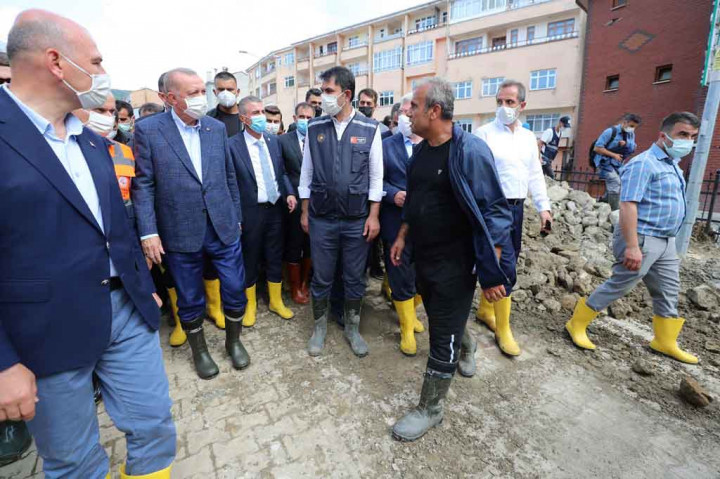 Presiden Turki Recep Tayyip Erdogan, Jumat, 13 Agustus 2021, mengunjungi salah satu kota yang paling parah dilanda banjir untuk memimpin doa bagi para korban dan menjanjikan bantuan pemerintah.
 Hingga kini sedikitnya 38 orang meninggal akibat bencana alam tersebut.
