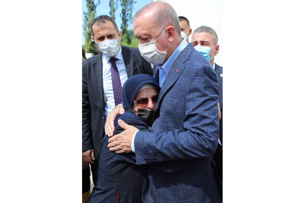 Erdogan menemui dan menghibur para korban banjir.