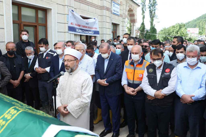 Erdogan tersedih dan penuh harapan saat menghadiri pemakaman korban pertama dan memimpin doa di depan beberapa ratus penduduk di kota Kastamonu yang terendam banjir.
