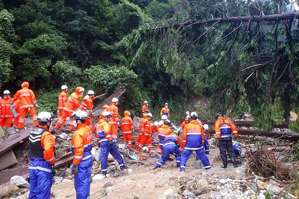 Seorang perempuan ditemukan meninggal dan dua orang lainnya dilaporkan hilang pada Sabtu, 14 Agustus 2021 setelah hujan sangat deras yang belum pernah terjadi sebelumnya, menyebabkan longsor yang menimbun dua rumah di Jepang barat.
