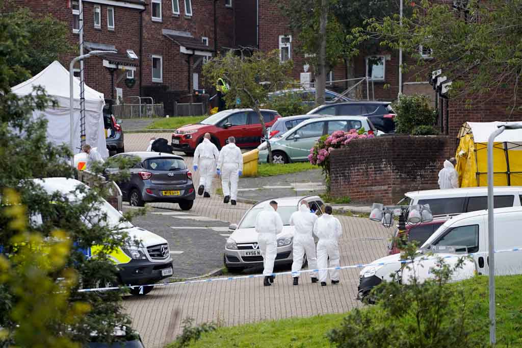 Polisi menyatakan sedang menyelidiki latar belakang seorang penyendiri bermasalah yang memperoleh lisensi senjata api dan menembak mati lima orang termasuk ibunya dan seorang gadis berusia tiga tahun.