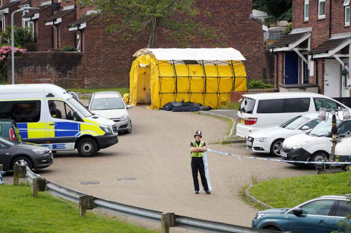 Kepolisian Inggris pada Jumat, 13 Agustus 2021 waktu setempat, menetapkan Jake Davison sebagai pelaku penembakan brutal yang menewaskan lima orang, termasuk seorang gadis yang masih sangat muda di Kota Plymouth. Usai melakukan aksinya, pelaku menghabisi nyawanya sendiri kemungkinan dengan senapan pompa.