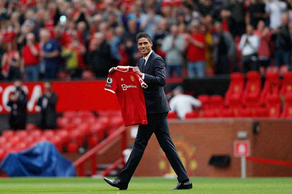 “Manchester United dengan senang hati mengumumkan penandatanganan Raphael Varane, membuatnya tetap di klub hingga Juni 2025,” kata United dalam sebuah pernyataan.