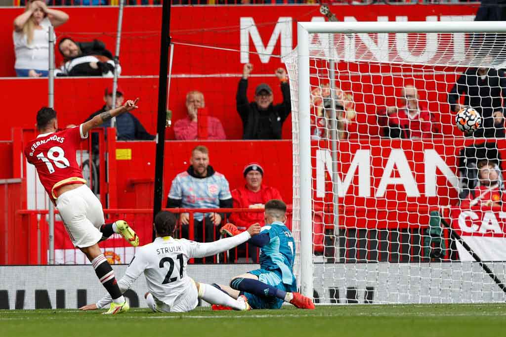 Bermain di hadapan sekitar 73 ribu pendukungnya, MU tampil menyerang sejak awal laga. Striker asal Portugal Bruno Fernandes membuka keunggulan untuk tuan rumah pada menit ke-30 menuntaskan assist dari Paul Pogba. Skor 1-0 bertahan hingga jeda.