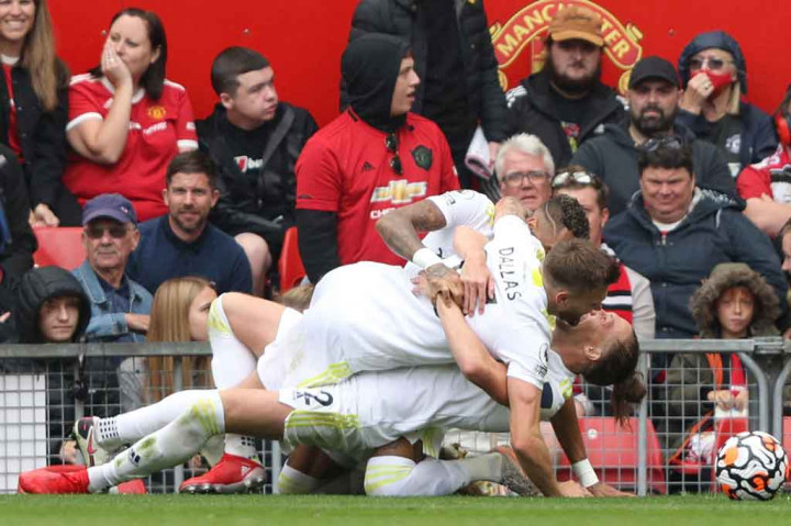 Saat babak kedua baru berjalan tiga menit The Whites mengagetkan tuan rumah setelah berhasil menyamakan kedudukan lewat Luke Ayling.