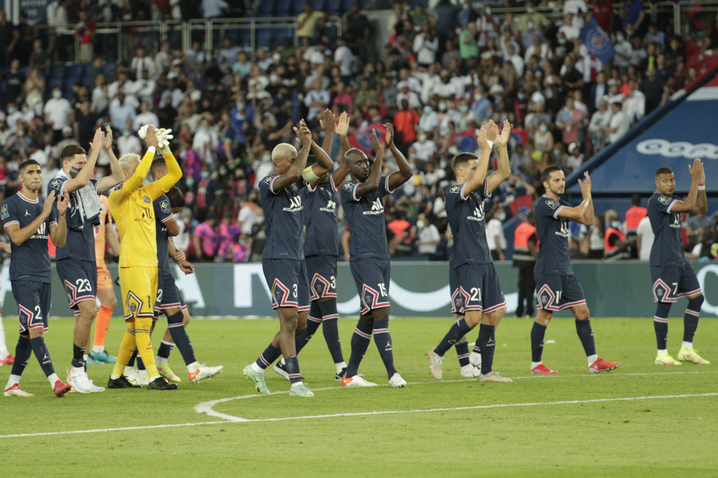 Paris Saint-Germain (PSG) memetik kemenangan saat menjamu Strasbourg pada laga pekan kedua Liga Prancis. Bertanding di Parc des Princes, Minggu, 15 Agustus 2021, dini hari WIB, Les Parisiens menang 4-2.