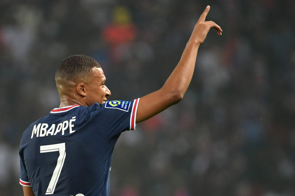 Kylian Mbappe melakukan selebrasi usai mencetak gol ke gawang Strasbourg pada laga pekan kedua Liga Prancis.