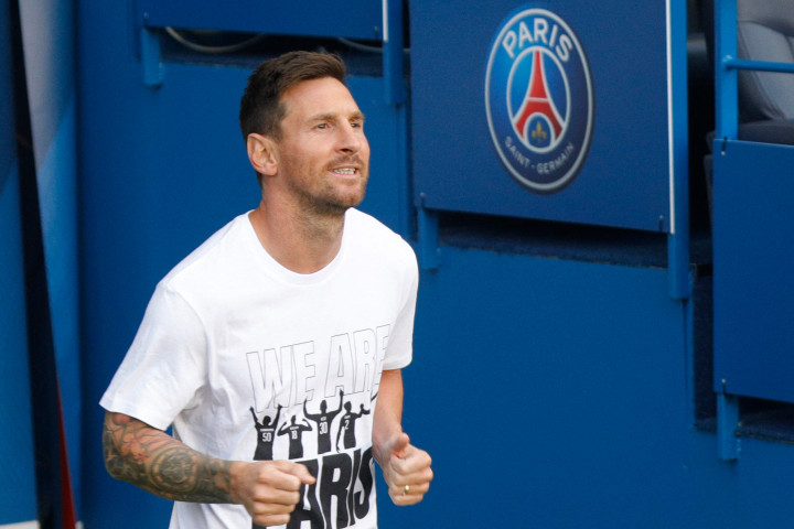Kemenangan ini terasa semakin sempurna lantaran menjadi kali pertama Lionel Messi tampil di hadapan publik Parc des Princes.