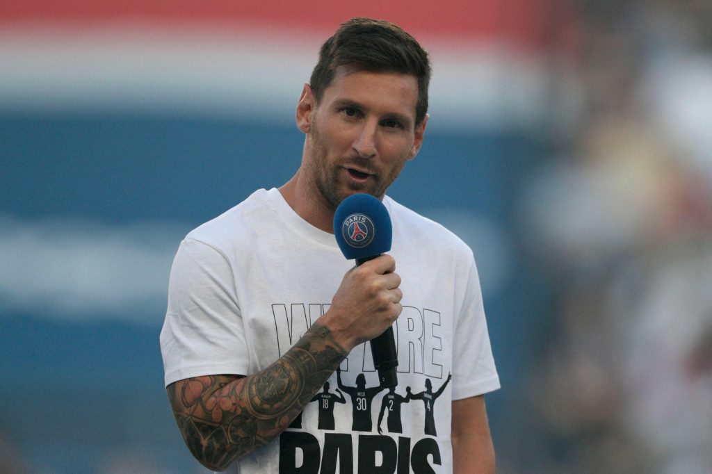 Namun, Messi bukan bertanding, melainkan hanya menyapa para penggemar PSG.