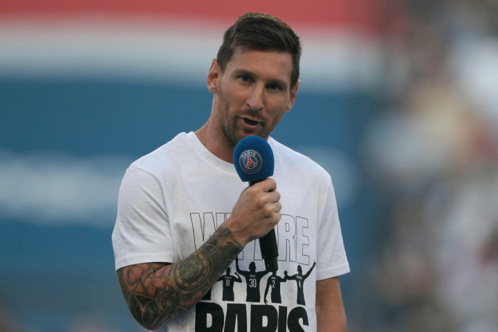 Namun, Messi bukan bertanding, melainkan hanya menyapa para penggemar PSG.