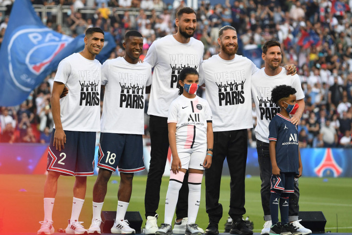 Messi dan para pemain baru lainnya seperti Sergio Ramos diperkenalkan secara resmi oleh PSG di depan ribuan fans PSG yang memadati Parc des Princes hari ini.