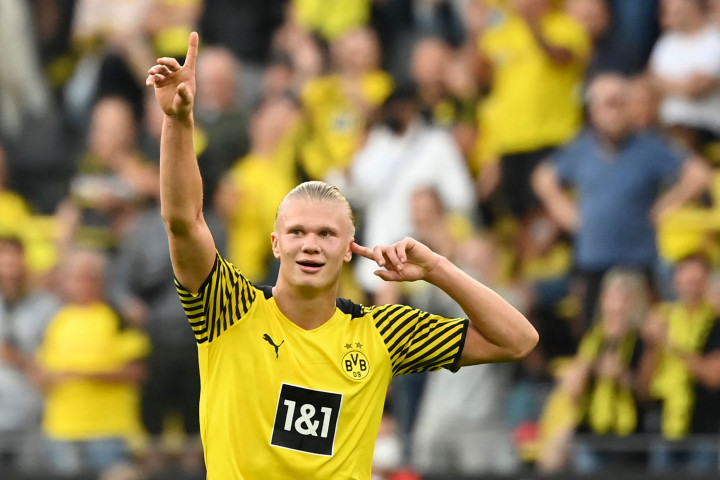 Penyerang utama Dortmund Erling Haaland membukukan dua gol dalam kemenangan tersebut serta mengirimkan assist untuk tiga gol lainnya yang dicetak sang kapten Marco Reus, Thorgan Hazard serta Giovanni Reyna.