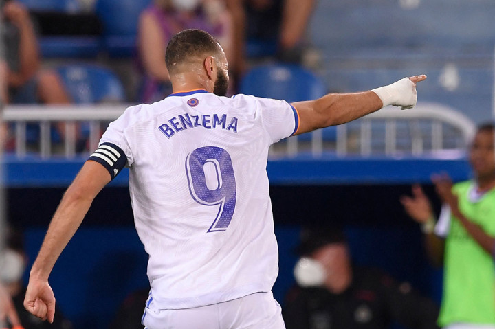 Madrid menjauh 3-0 enam menit berselang. Benzema mencetak brace lewat golnya, usai menerima bola muntah tendangannya yang ditepis kiper Alaves.