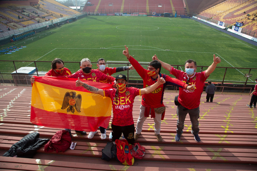 Penggemar klub Union Espanola berswafoto sambil menunggu dimulainya pertandingan di stadion Santa Laura, di Santiago, Chili, Sabtu, 14 Agustus 2021.