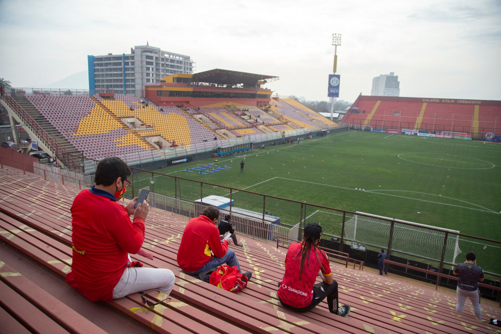 Penggemar klub Union Espanola menunggu dimulainya pertandingan di stadion Santa Laura, di Santiago, Chili, Sabtu, 14 Agustus 2021.