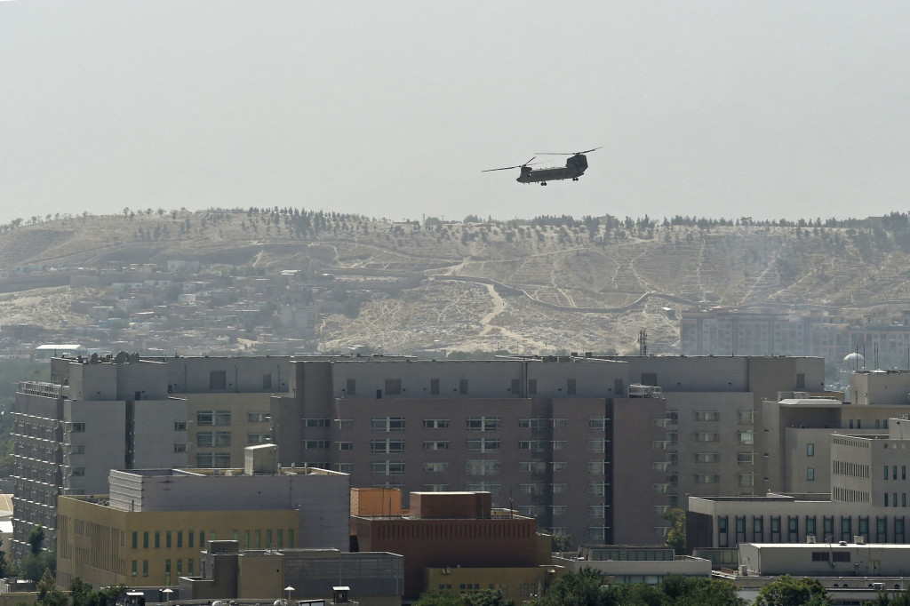 Helikopter Chinook Amerika Serikat tampak terbang di atas Kedutaan Besar AS di Kabul, Ibu Kota Afghanistan, Minggu, 15 Agustus 2021.