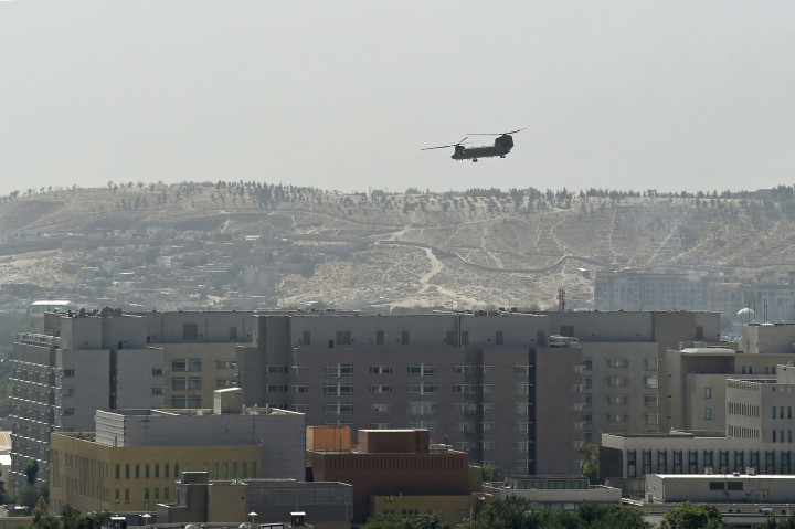 Helikopter Chinook Amerika Serikat tampak terbang di atas Kedutaan Besar AS di Kabul, Ibu Kota Afghanistan, Minggu, 15 Agustus 2021.
