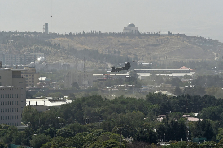 Helikopter itu mendarat di Kedubes AS yang berada di Kabul sebagai kendaraan diplomatik terkait upaya evakuasi para pegawai kedutaan AS dan sejumlah warga sipil Afghanistan.