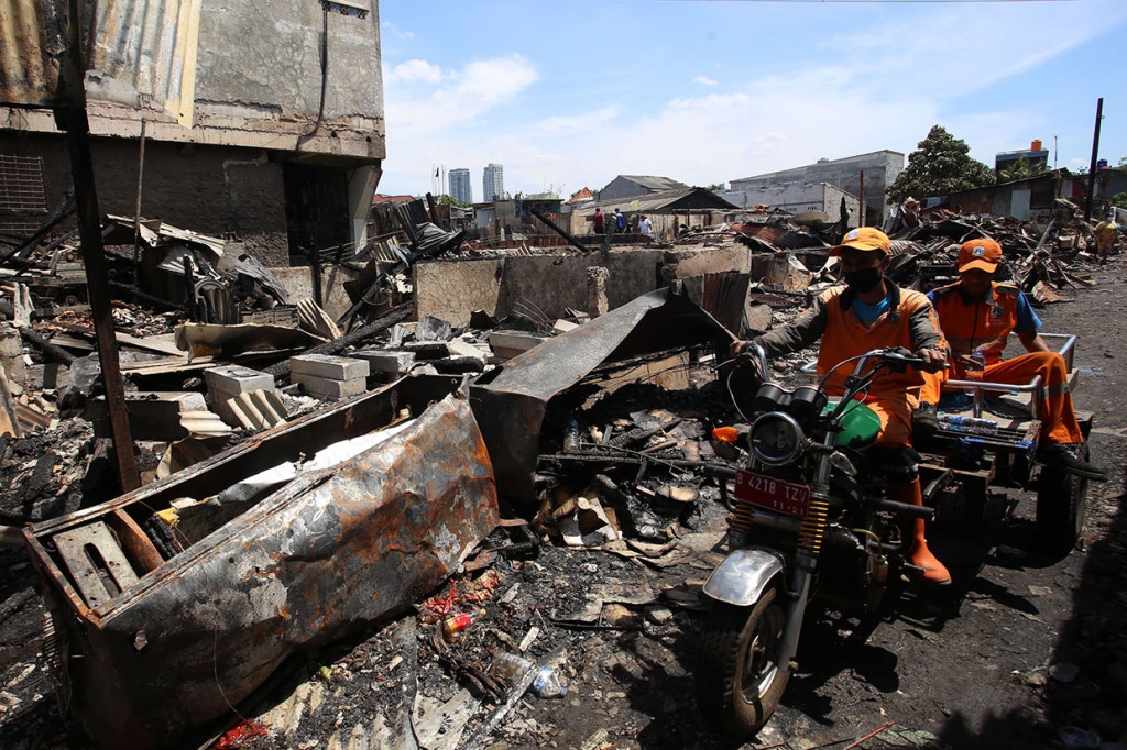 Tiga orang ditemukan tewas akibat terjebak kebakaran di Jalan Kemang Utara Raya RT 011 RW 004, tepatnya dekat Pasar Kambing, Bangka, Mampang Prapatan, Jakarta Selatan, pada Minggu, 15 Agustus 2021, dini hari.