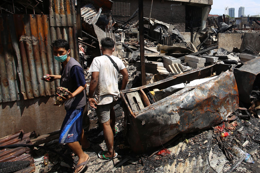 Sebelumnya, lebih dari 50 lapak pemulung di dekat Pasar Kambing ludes terbakar. Kebaran ini diduga akibat hubungan arus pendek Listrik.