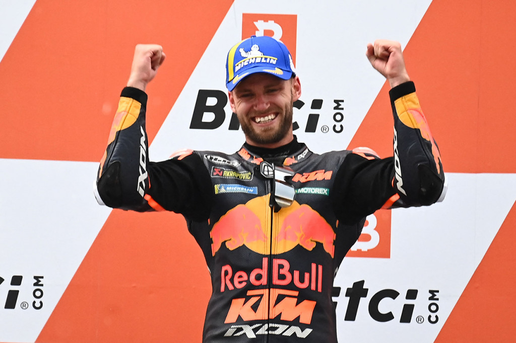 Rider KTM, Brad Binder, menjadi pemenang MotoGP Austria 2021. Dia diuntungkan dengan kondisi trek basah yang memaksa pebalap terdepan mengganti ban.