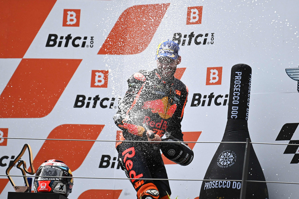 Sementara itu, Binder kini mengumpulkan 98 poin di klasemen MotoGP 2021. Kemenangan juga menjadi podium pertamanya musim ini.